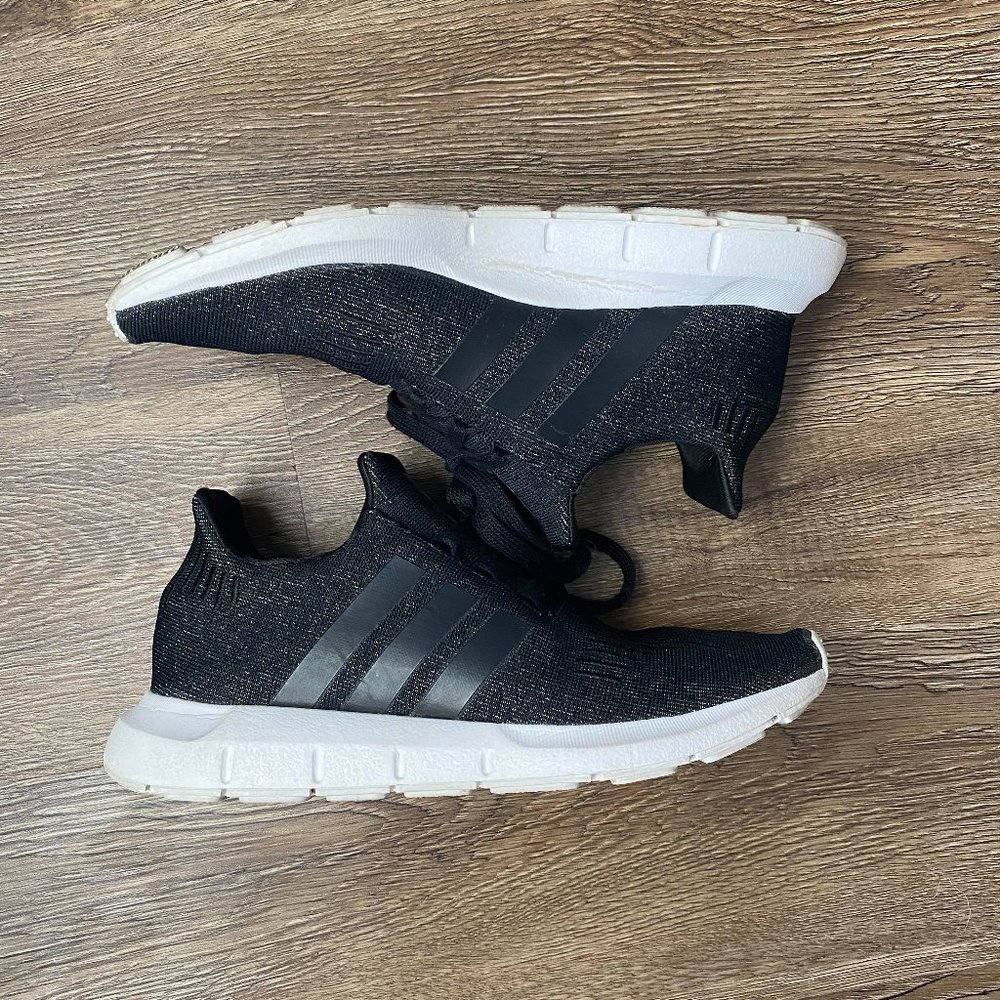 Adidas NWT Swift Run Women's Black/Gold - Size 6